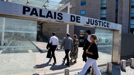 Gisèle Pélicot et sa fille entrent à la cour criminelle départementale du Vaucluse, à Avignon, pour la première audience du procès de son mari et de 50 hommes pour viols aggravés, le 2 septembre 2024. (CHRISTOPHE AGOSTINIS / MAXPPP)