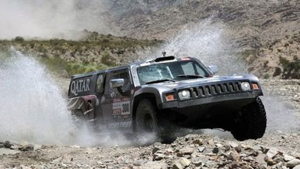 Nasser Al Attiyah, vainqueur l'an dernier, court maintenant sur un hummer