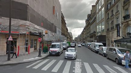 Un braquage s'est d&eacute;roul&eacute; dans le b&acirc;timent de gauche, rue Fran&ccedil;ois-Ier, &agrave; Paris, le 9 juin 2014. (GOOGLE STREET VIEW / FRANCETV INFO)