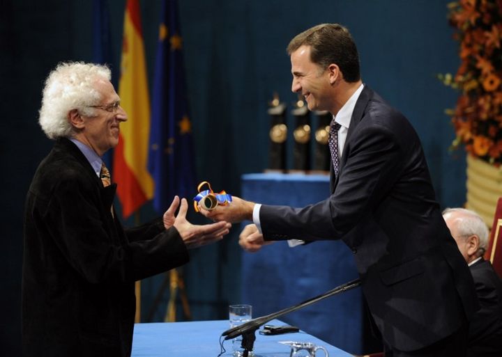 Tzvetan Todorov reçoit le prix des Sciences Sociales du Prince d'Asturies, des mains de Felipe, alors Prince d'Espagne (2008) 
 (LLUIS GENE / AFP)