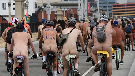 Des nombreux cyclistes se sont réunis&nbsp;à l'occasion de&nbsp;la&nbsp;journée mondiale de la randonnée à vélo dénudée à Los Angeles en 2019. (ROBYN BECK / AFP)