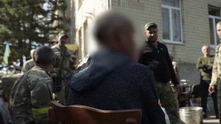 Guerre en Ukraine : des habitants accusés d'avoir collaboré avec les Russes sont arrêtés dans les villes ukrainiennes libérées