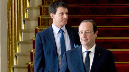 Le pr&eacute;sident de la R&eacute;publique Fran&ccedil;ois Hollande (D) et le Premier ministre, avant le Conseil des ministres, le 14 mai 2014.&nbsp; (ALAIN JOCARD / AFP)