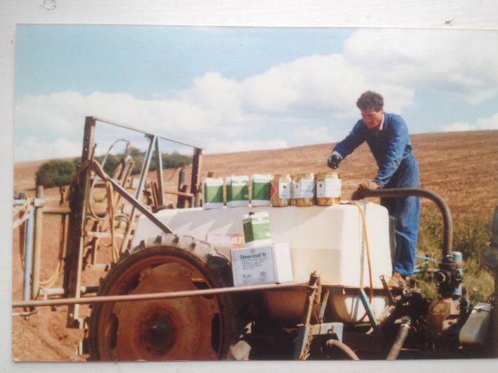 L'agriculteur Dominique Marchal en train de préparer le mélange à pulvériser sur ses champs, en août 1988.&nbsp; (DOMINIQUE MARCHAL)