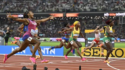 A 23 ans, l'Américaine Sha'Carri Richardson lève les bras avant même de franchir la ligne d'arrivée du 100m féminin, lors des championnats du monde à Budapest, le 21 août 2023. (DENES ERDOS / AP)