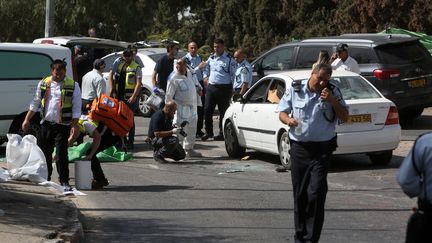 La police isréalienne et les secours interviennent après une attaque à l'arme automatique survenue à Jérusalem-est, le 9 octobre 2016 (MENAHEM KAHANA / AFP)