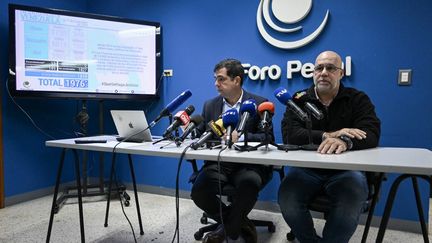 Alfredo Romero et Gonzalo Himiob, respectivement président et vice-président de l'ONG Foro Penal, donnent une conférence de presse à Caracas (Venezuela), le 14 novembre 2024. (JUAN BARRETO / AFP)