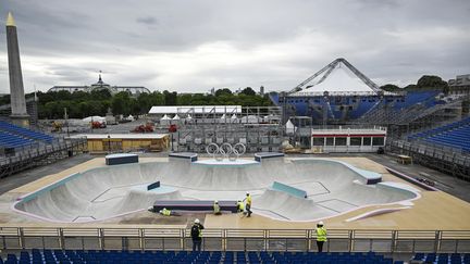 Si vous êtes amateur de sports extrêmes, c'est votre endroit ! La place de la Concorde, entièrement transformée pour les Jeux Olympiques de 2024, accueille les épreuves de BMX freestyle, de skateboard, de breakdance et de basket 3x3. (JULIEN DE ROSA / AFP)