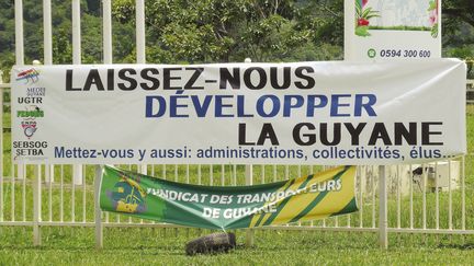 Une banderole déployée par les socioprofessionnels devant la Collectivité territoriale de Guyane, le 28 mars 2017. (MAXPPP)