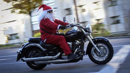 Un motard déguisé en père Noël conduit une moto à Vigo, en Espagne, le 16 décembre 2017. (MIGUEL RIOPA / AFP)