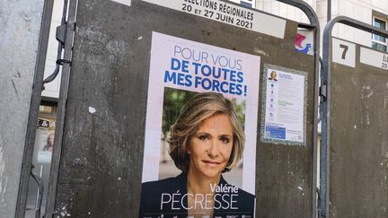 Une affiche électorale de Valérie Pécresse, l'actuelle présidente du conseil régional d'Ile-de-France.&nbsp; (RICCARDO MILANI / HANS LUCAS)