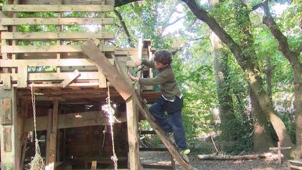 Le terrain d'aventures, un lieu imaginé par l'association l'Allumette, propose aux enfants de construire leurs propres cabanes gratuitement en apprenant à manier des outils. (France 2)