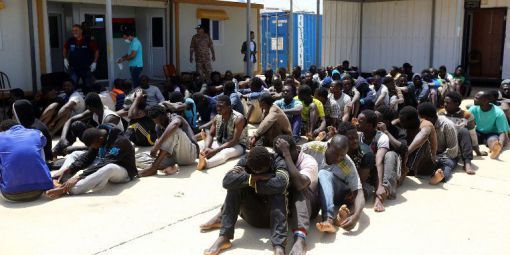 Des migrants dans une base navale près de Tripoli, le 9 mai 2017, après leur arrestation par les gardes-côtes libyens.
 ( AFP/ Mahmud Turkia)