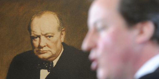 David Cameron (alors chef du Parti conservateur, Premier ministre britannique depuis 2010), s'exprime à Londres devant un portrait de Winston Churchill, le 5 janvier 2009. ( REUTERS - Toby Melville)