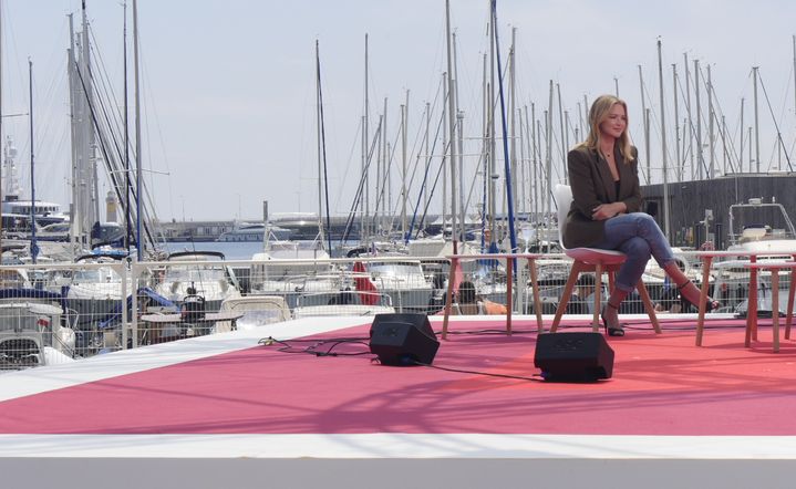 Virginie Efira sur le plateau de France Télévision à Cannes, le 16 mai 2022. (LCA / FRANCEINFO CULTURE)