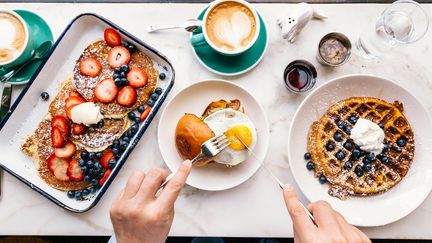 Ce qui compte pour le petit déjeuner, c'est le nombre de calories.&nbsp;La découverte des chercheurs, c’est qu’une calorie, c’est une calorie.&nbsp; (ALEXANDER SPATARI / MOMENT RF / GETTY IMAGES)