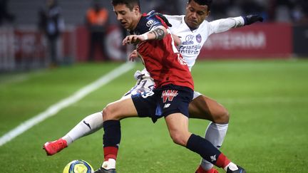 Le défenseur croate de Lille Domagoj Bradaric s'oppose à Mathieu Dossevi de Toulouse lors du match entre Lille et Toulouse, le 22 février 2020, au stade Pierre Mauroy de Villeneuve d'Ascq. (FRANCOIS LO PRESTI / AFP)