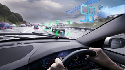 Réalité augmentée en affichage tête haute, avec des informations routières et des dangers vus par le conducteur. (photo d'illustration) (CONEYL JAY / THE IMAGE BANK RF / GETTY IMAGES)