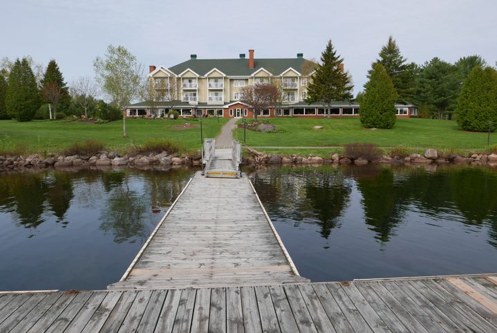 L'Auberge du Lac à l'Eau Claire, en Mauricie. "Vous avez votre lac à vous, vous pêchez, il y a une salle où vous pouvez préparer votre poisson" (Photo Emmanuel Langlois)