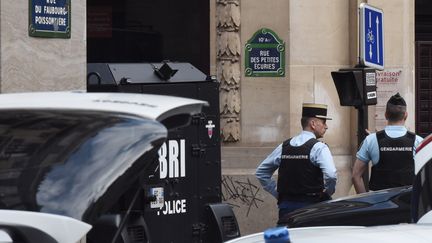 Des gendarmes dans la rue des Petites-Ecuries, à Paris, sur le lieu d'une prise d'otages, le 12 juin 2018. (LUCAS BARIOULET / AFP)