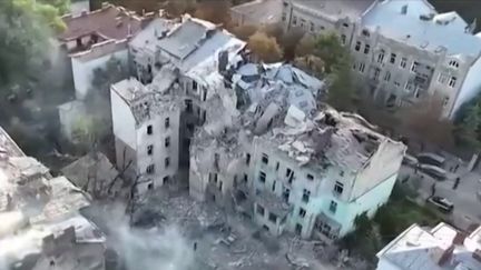 Épargnée depuis le début de la Guerre, la ville de Lviv a été la victime de frappes aériennes tirées par les Russes. Sur place, on décompte 7 morts et une cinquantaine de blessés. (franceinfo)