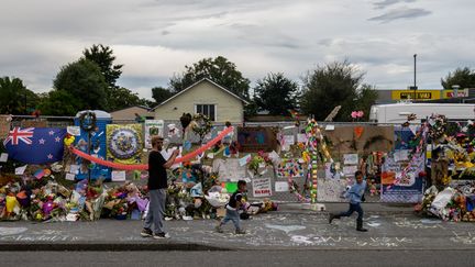 Des hommages rendus près de la mosquée&nbsp;Linwood après l'attentat à Christchurch (Nouvelle-Zélande), le 15 mars 2019. (ANTHONY WALLACE / AFP)