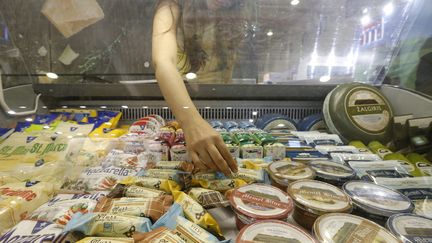 Une fromagerie russe, lors de la foire Worldfood, &agrave; Moscou, le 15 septembre 2014.&nbsp; (SERGEI KAPUKHIN / REUTERS)