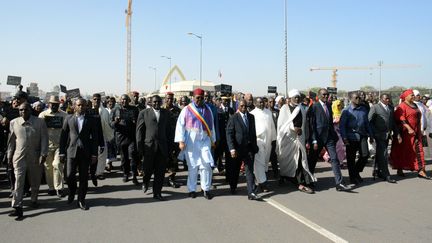 Kalzeubé Pahimi Deubet (en blanc,&nbsp;au centre de la photo), alors Premier ministre, participe à un rassembement à N'djamena, capitale du Tchad, le 17 janvier 2015. (STRINGER / AFP)