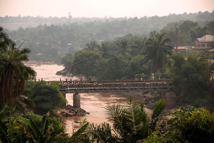 Le pont au-dessus de la rivière Kasaï relie les deux rives de la ville de Tshikapa, en République démocratique du Congo. (JUNIOR D. KANNAH / AFP)