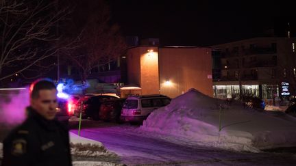 Un policier sur le site du Centre culturel islamique de Québec (Canada), ciblé par une attaque terroriste, le 29 janvier 2017. (ALICE CHICHE / AFP)