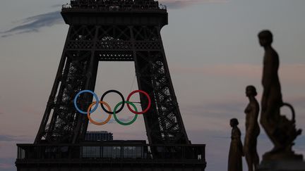 Les anneaux olympiques sur la Tour Eiffel, le 6 septembre 2024, à Paris. (THIBAUD MORITZ / AFP)