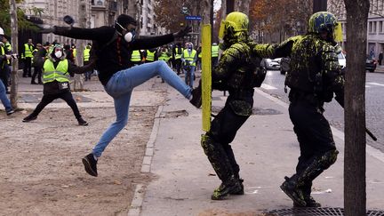 Un manifestant frappe un policier, à Paris, le 1er décembre 2018. (ALAIN JOCARD / AFP)