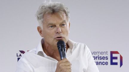 Fabien Roussel, le numéro un du PCF, lors d'un événement organisé par le Medef, à l'hippodrome de Longchamp, à Paris, le 26 août 2024. (DANIEL PIER / NURPHOTO / AFP)