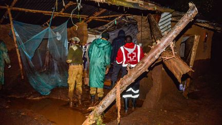 Des volontaires rechechent des survivants, dans une zone résidentielle, après la rupture d'un barrage à Solai, au Kenya, le 10 mai 2018. (AFP)