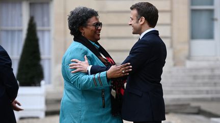 La Première ministre de la Barbarde, Mia Mottley, et le président de la République française, Emmanuel Macron à l'Elysée, le 10 mars 2023. (CHRISTOPHE ARCHAMBAULT / AFP)