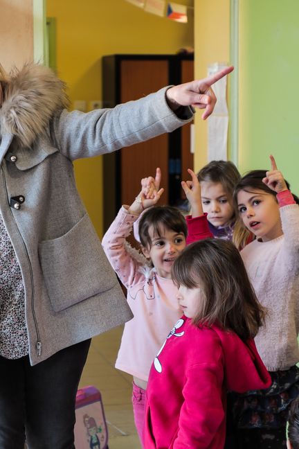 Avant de rentrer en classe, la maîtresse aide les élèves à compter ceux qui mangent à la cantine le jour-même.&nbsp; (AURIANE GUERITHAULT / FRANCEINFO)