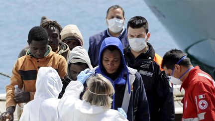 &nbsp; (Les rescapés du naufrage sont accueillis dans plusieurs centres d'accueil © REUTERS)