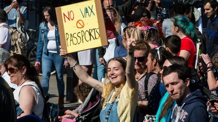 Des milliers de manifestants ont marché à Londres (Royaume-Uni)&nbsp;le 24 avril 2021&nbsp;contre les restrictions sanitaires imposées dans le cadre de la lutte contre le Covid-19.&nbsp; (WIKTOR SZYMANOWICZ / NURPHOTO / AFP)