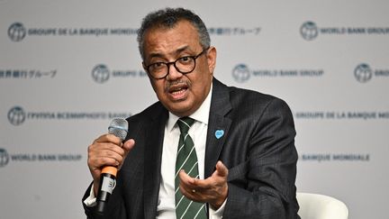 Tedros Adhanom Ghebreyesus, directeur général de l'Organisation mondiale de la santé, s'exprime au siège de la Banque mondiale à Washington (Etats-Unis), le 18 avril 2024. (MANDEL NGAN / AFP)