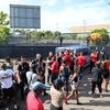 Des manifestants devant le Carrefour Market du François, en Martinique, le 21 septembre 2024. (ROBIN PRUDENT / FRANCEINFO)