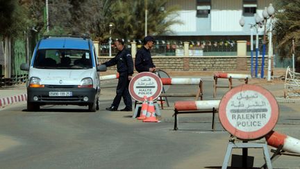 La police alg&eacute;rienne a install&eacute; des barrages et contr&ocirc;le les v&eacute;hicules &agrave; l'entr&eacute;e d'In Amenas, le 18 janvier 2013. (FAROUK BATICHE / AFP)