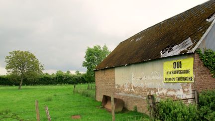 Une maison de l'Aisne affiche une pancarte "Oui à la sauvegarde de notre Thiérache", le 19 mai 2017. (CAMILLE ADAOUST / FRANCEINFO)