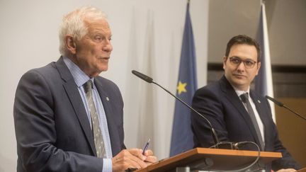 Le ministre tchèque des Affaires étrangères (à droite) et le haut-représentant de l'Union européenne Josep Borrell, le 31 août 2022, à Prague (République Tchèque).&nbsp; (MICHAL CIZEK / AFP)