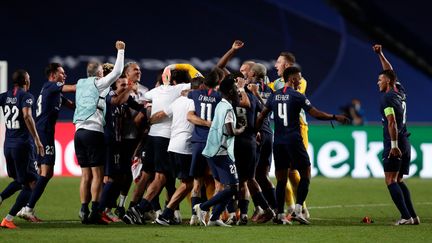 Les joueurs du PSG fêtent leur victoire contre Leipzig en demi-finale de la Ligue des champions, le 18 août 2020 à Lisbonne. (MANU FERNANDEZ / POOL)