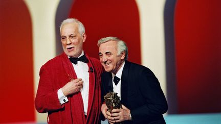 Michel Serrault (à gauche) remet un César d'honneur à Charles Aznavour, le 9 février 1997 à Paris. (MORRIS RAYMOND / SIPA)