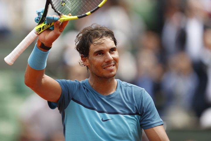 Rafael Nadal salue le public après sa victoire le 26 mai 2016 à Roland-Garros (Paris) contre Facundo Bagnis. (YE PINGFAN / XINHUA / PHOTOSHOT / NURPHOTO / AFP)