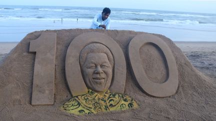 La renommée de Sudarshan Pattnaik pour ses créations très réalistes à l'aide de sable n'est plus à faire dans l'est de l'Inde. Son souci du détail se retrouve dans la reproduction plutôt réussie de l'une des chemises colorées qu'affectionnait «Madiba». Lors de la disparition du héros de la lutte anti-apartheid, le 5 décembre 2013, New Delhi avait décrété trois jours de deuil. Beaucoup se souviennent que c'est en Afrique du Sud que le Mahatma Gandhi, confronté au racisme, avait connu son «éveil politique», selon les termes du «Times of India», et que c'est en Inde que Nelson Mandela a fait sa première visite à l'issue de sa libération, le 11 février 1990, après 27 ans derrière les barreaux. (STR / NurPhoto / AFP)