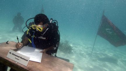 En 2009, le président des Maldives Mohamed Nasheed a organisé un conseil des ministres sous-marin afin de montrer la fragilité de certains Etats insulaires face à la montée des eaux. (HO / THE MALDIVES PRESIDENCY / AFP)