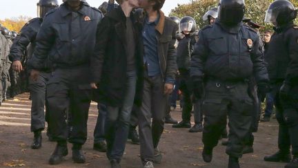 Des militants homosexuels d'embrassent alors qu'ils sont emmen&eacute;s par la police pour avoir manifest&eacute; &agrave; Saint Petersbourg (Russie), le 12 octobre 2013. (ALEXANDER DEMIANCHUK / REUTERS)