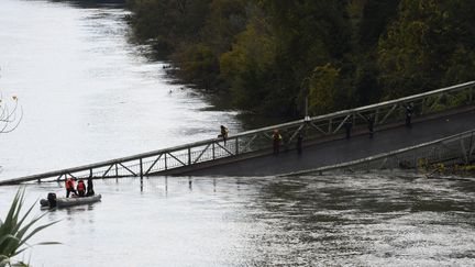 Les secours sont à l'œuvre dans le Tarn, lundi 18 novembre 2019, après l'effondrement d'un pont suspendu à Mirepoix-sur-Tarn (Haute-Garonne). (ERIC CABANIS / AFP)